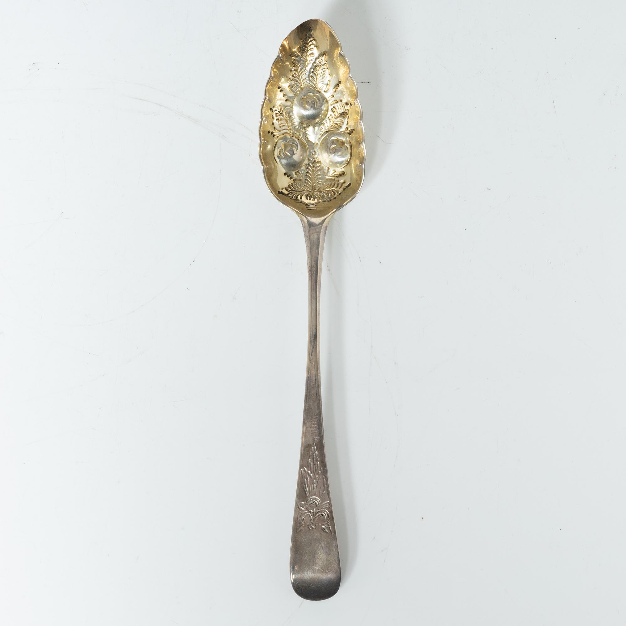 Thomas Wallis I, pokal, silver, London, England 1773 och Thomas Northcote, sked, silver, London, England 1789.