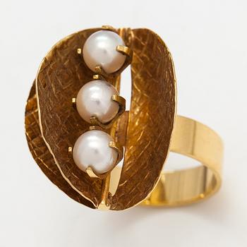 Elis Kauppi, an 18K gold ring with cultured pearls. Kupittaan kulta, Turku.