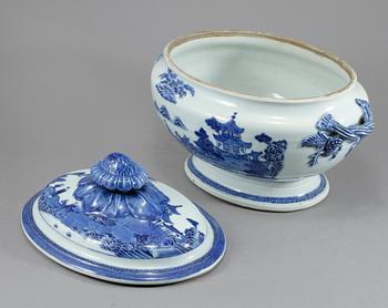 TERRIN, porslin, Kina, omkring år 1800.