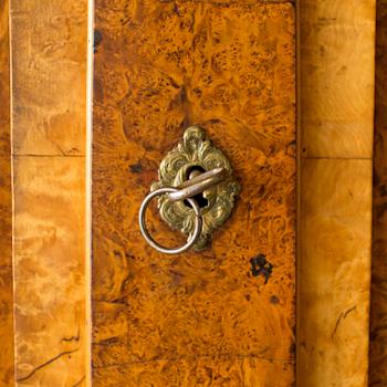 SKÅP, delvis barock, 1700-talets första hälft/1800-tal.