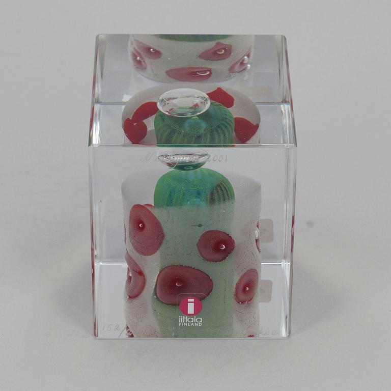 ÅRSKUB, glas, signerad Oiva Toikka, Nuutajärvi 2001, numrerad 152/2000.