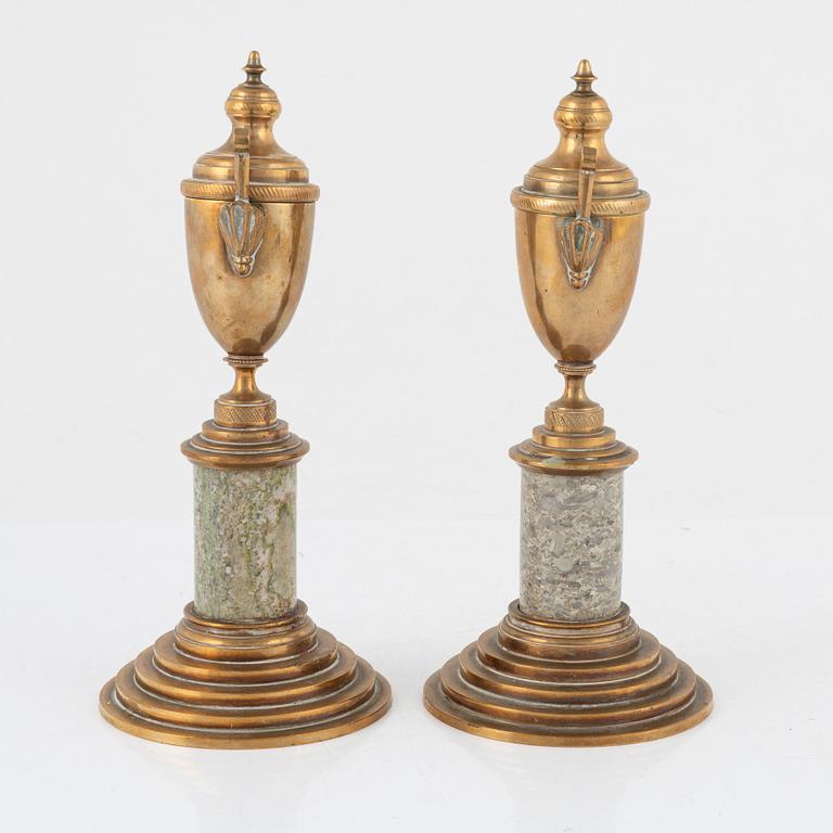 Casoletter, ett par, mässing, Skultuna, omkring 1900.