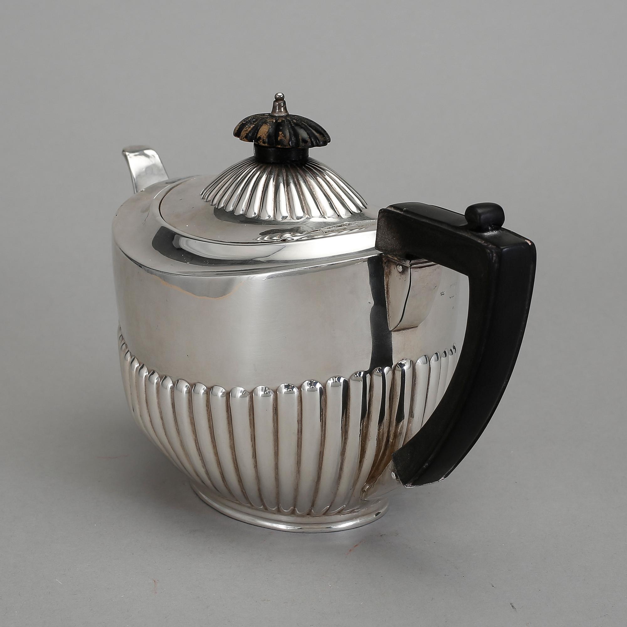 TEKANNA, silver, brittiska stämplar, 18/1900-tal. Total vikt 428 g.
