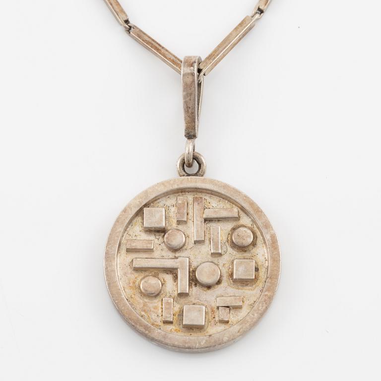 Claës E. Giertta, hänge med kedja, silver, Stockholm 1967.