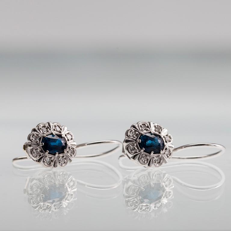 SMYCKESSET, 5 delar, 14K vitguld, diamanter tot. ca 1,20 ct, safirer tot. ca 3 ct. Vikt tot. 27,2 g.