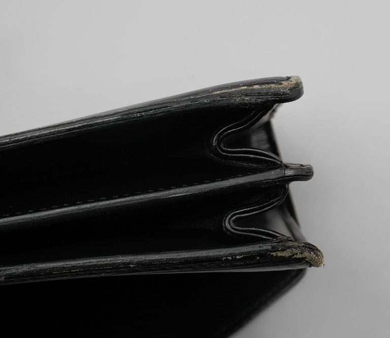 PORTFÖLJ, "Serviette conseiller ambassadeure Epi", Louis Vuitton.