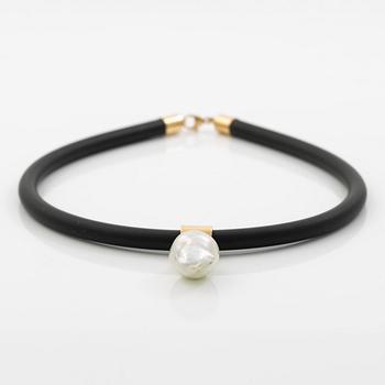Necklace 18K gold with a cultured freshwater pearl and rubber, Rolf Karlsson Stockholm 2007.