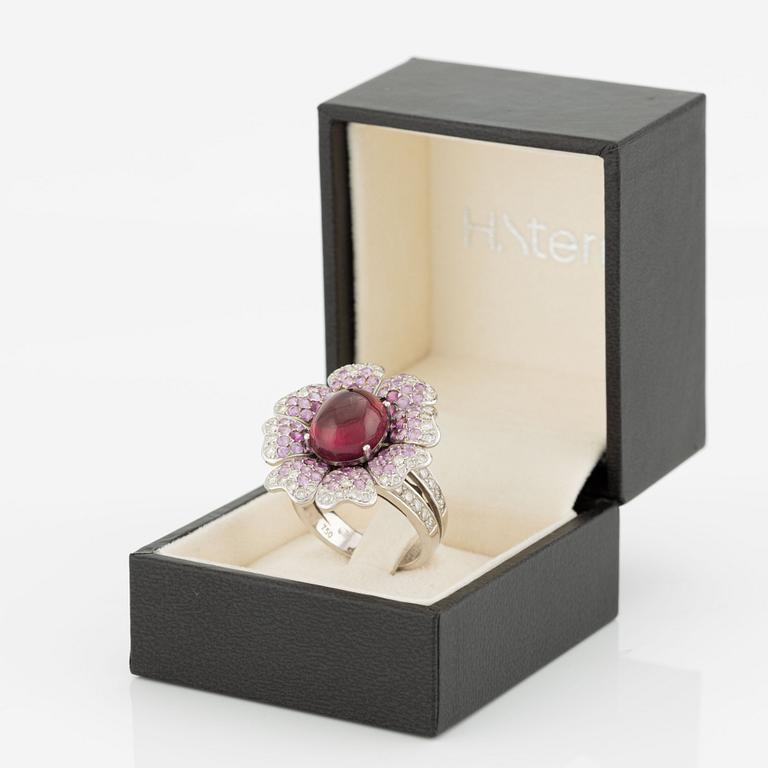 Ring, Gianni Lazzaro, 18K white gold in the shape of a flower with cabochon-cut tourmaline, pink sapphires, brilliant-cut diamonds.