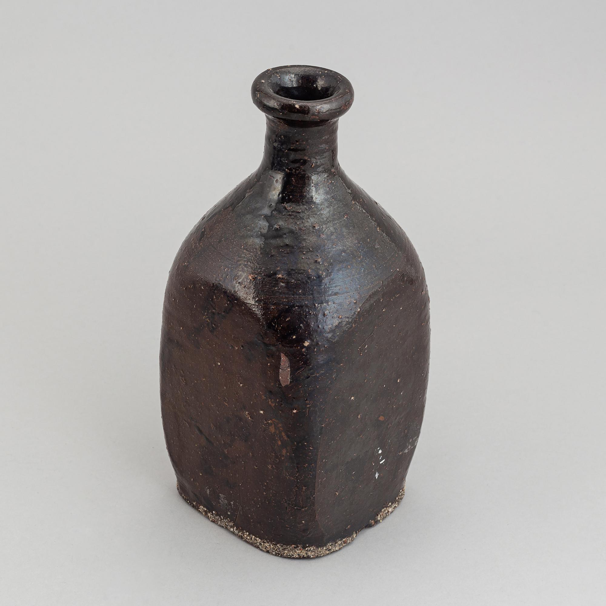 A Japanse sake bottle, 19th Century.