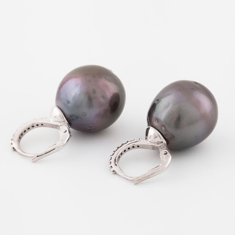 ÖRHÄNGEN, med odlade Tahitipärlor och briljantslipade diamanter totalt ca 0.18 ct.