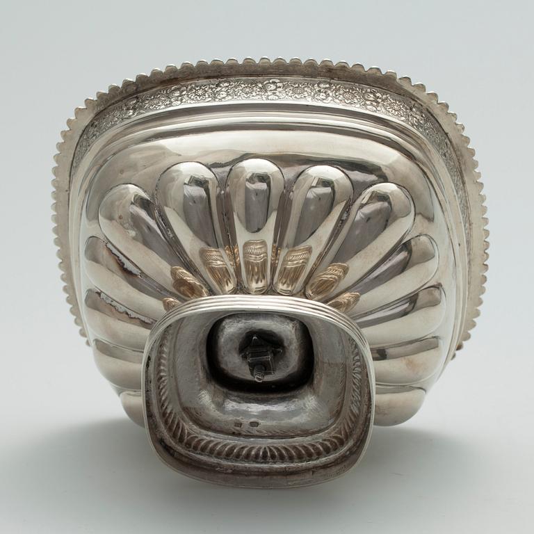 KONFEKTSKÅL, silver, Ryssland, Moskva 1828, oidentifierad mästare. Vikt 485 g.