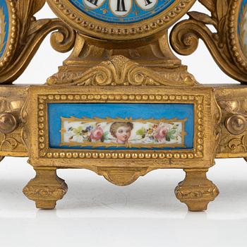 Bordspendyl, Louis XVI-stil, omkring år 1900.