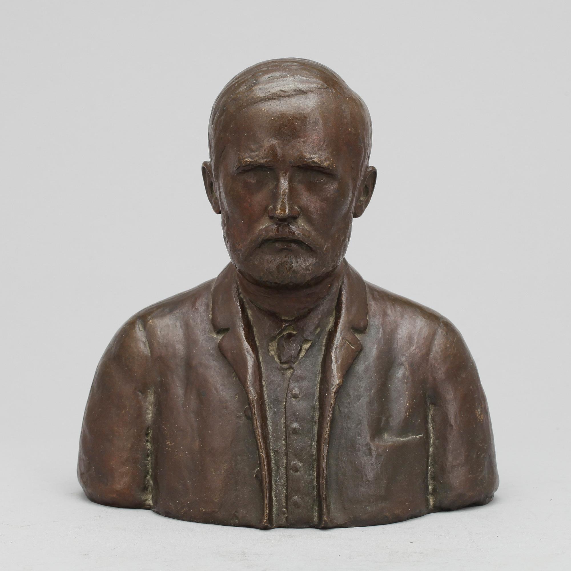 PORTRÄTTBYST, brons, monogramsignerad o daterad 1909.