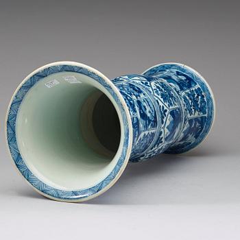 A large blue and white vase, Qing dynasty, Kangxi (1662-1722).