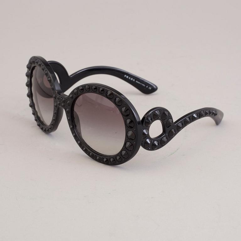 SOLGLASÖGON, Prada.