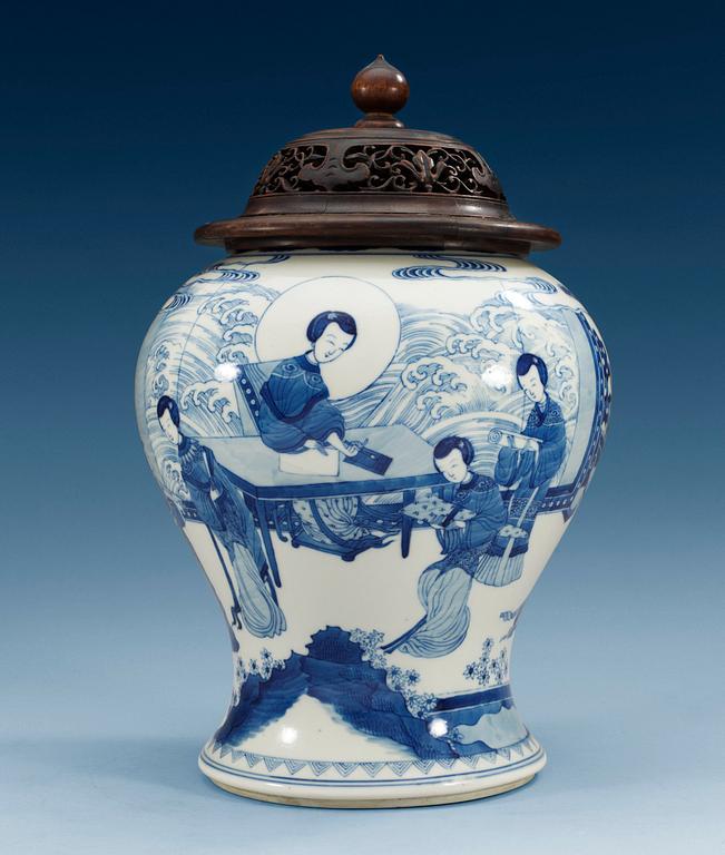 A blue and white vase, Qing dynasty, 18/19th Century.