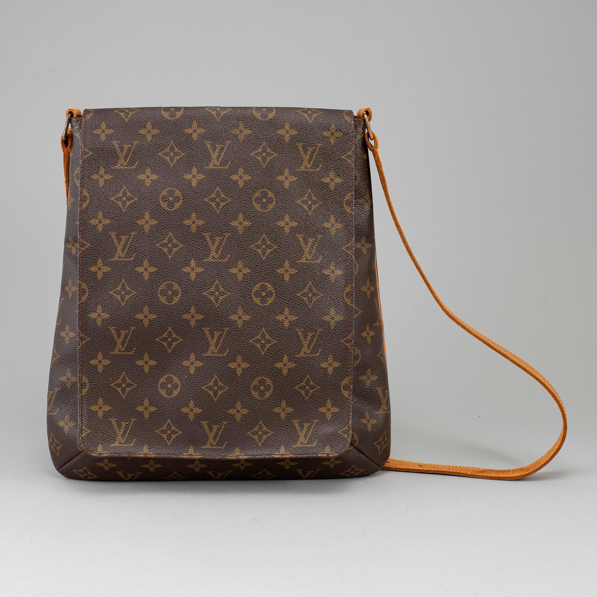 LOUIS VUITTON, a monogram canvas 'Musette' bag.
