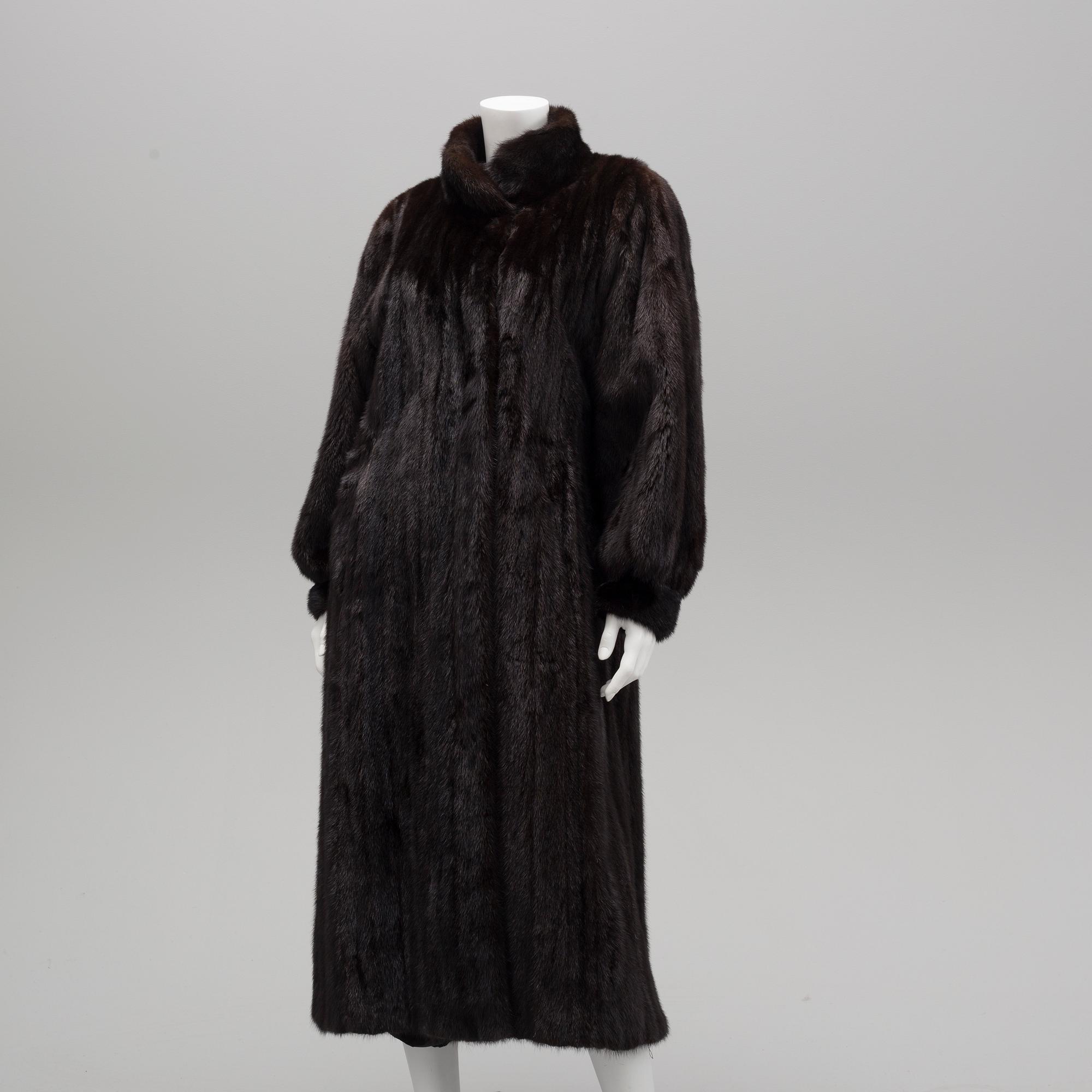 A mink fur coat from Saga Mink, Karl Lindblom, circa size M.