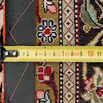 MATTA, orientalisk, siden på bomullsvarp, old. Ca 304x210 cm.