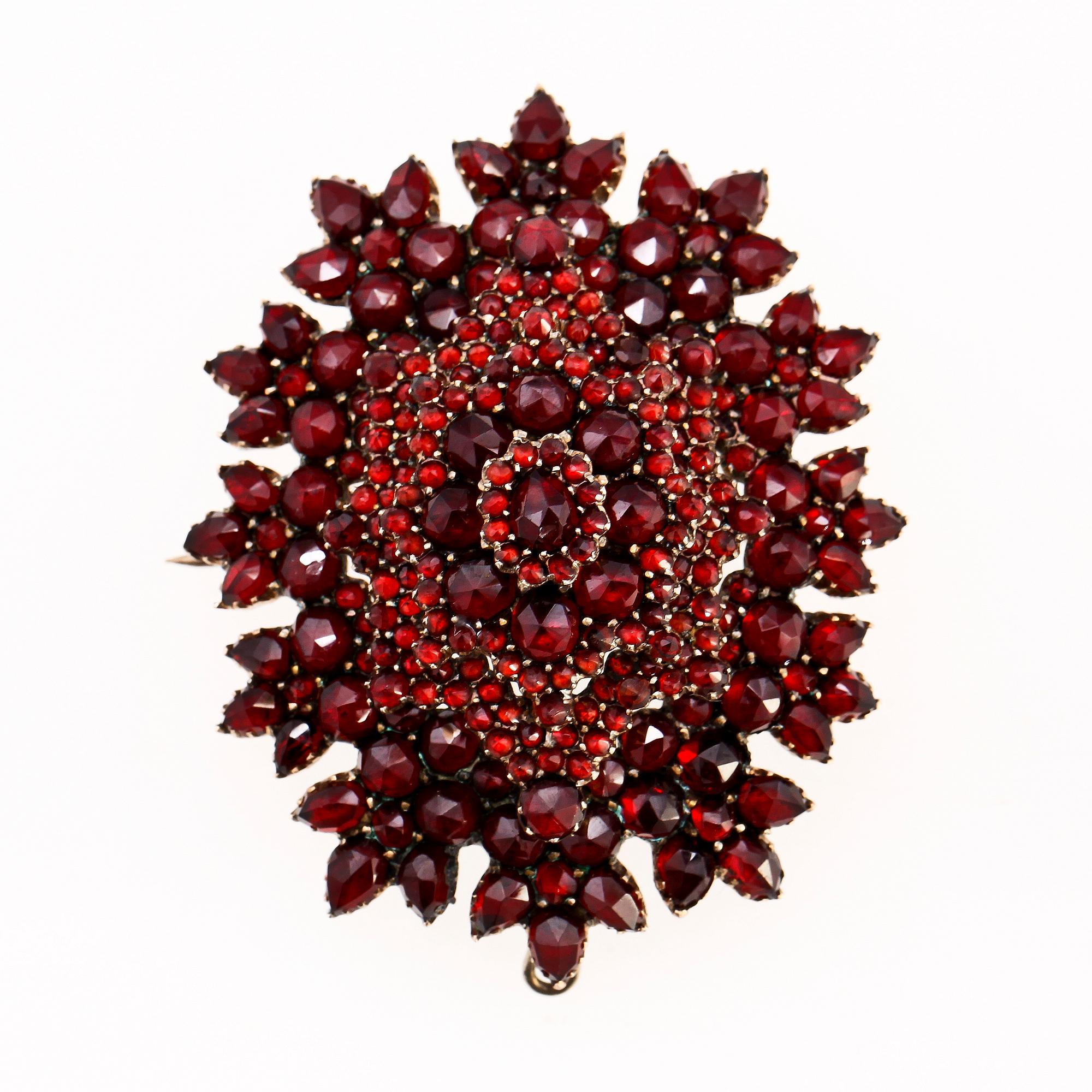 COLLIER samt BROSCH, granater och silver. 1900-talets början.