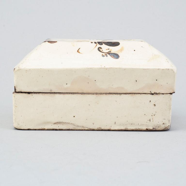 A ceramic glazed jar with cover, Qing dynasty, 18th/19th century.