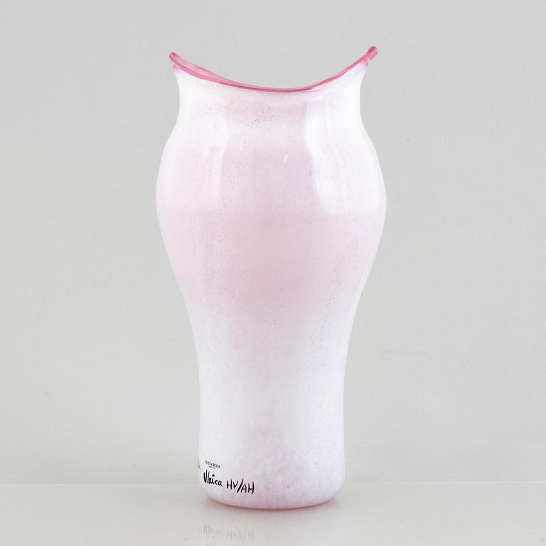 Ulrica Hydman-Vallien, a glass vase, Kosta Boda.