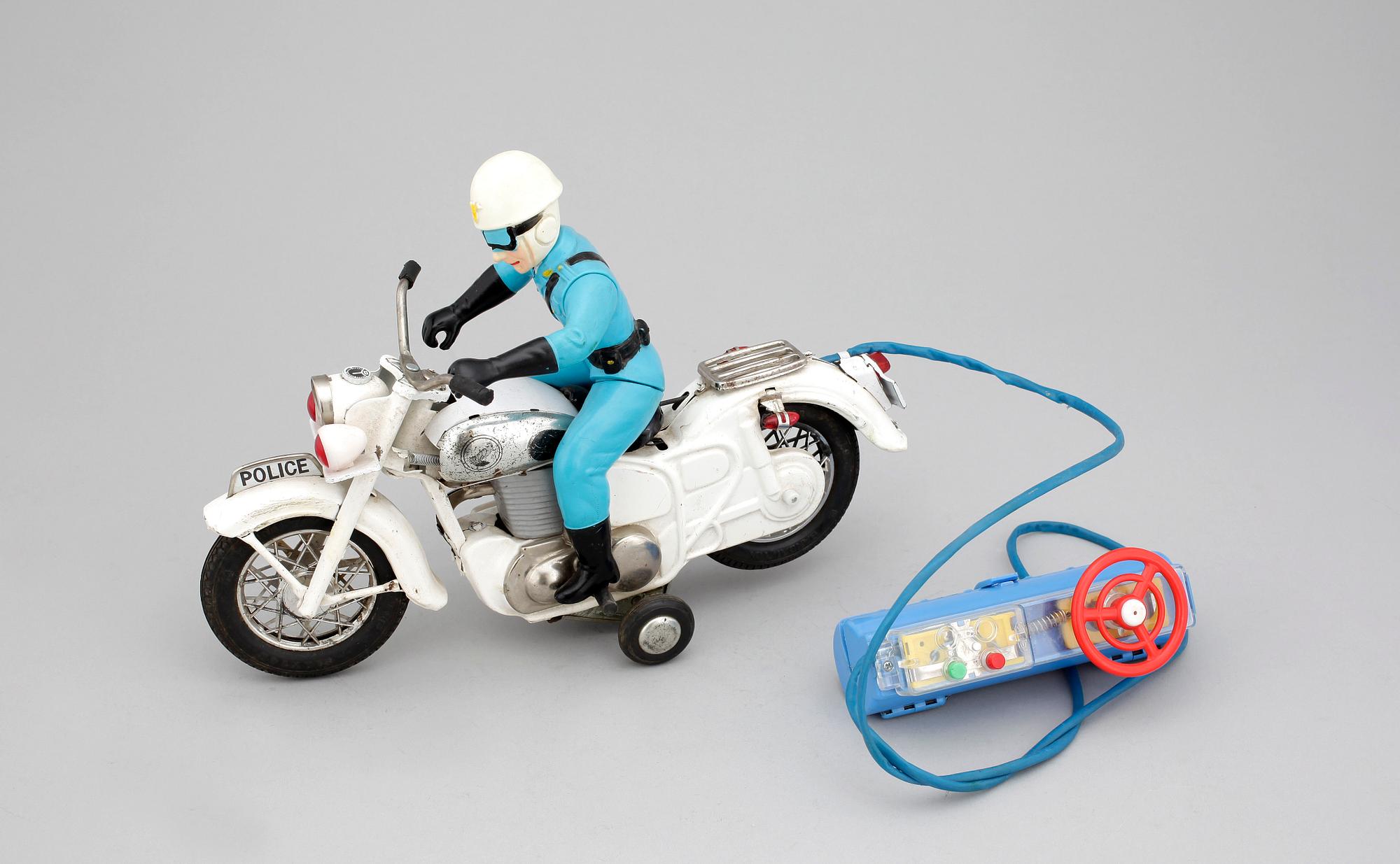 LEKSAKSBILAR, 3 st, samt MOTORCYKEL, plåt, 1900-talets mitt.