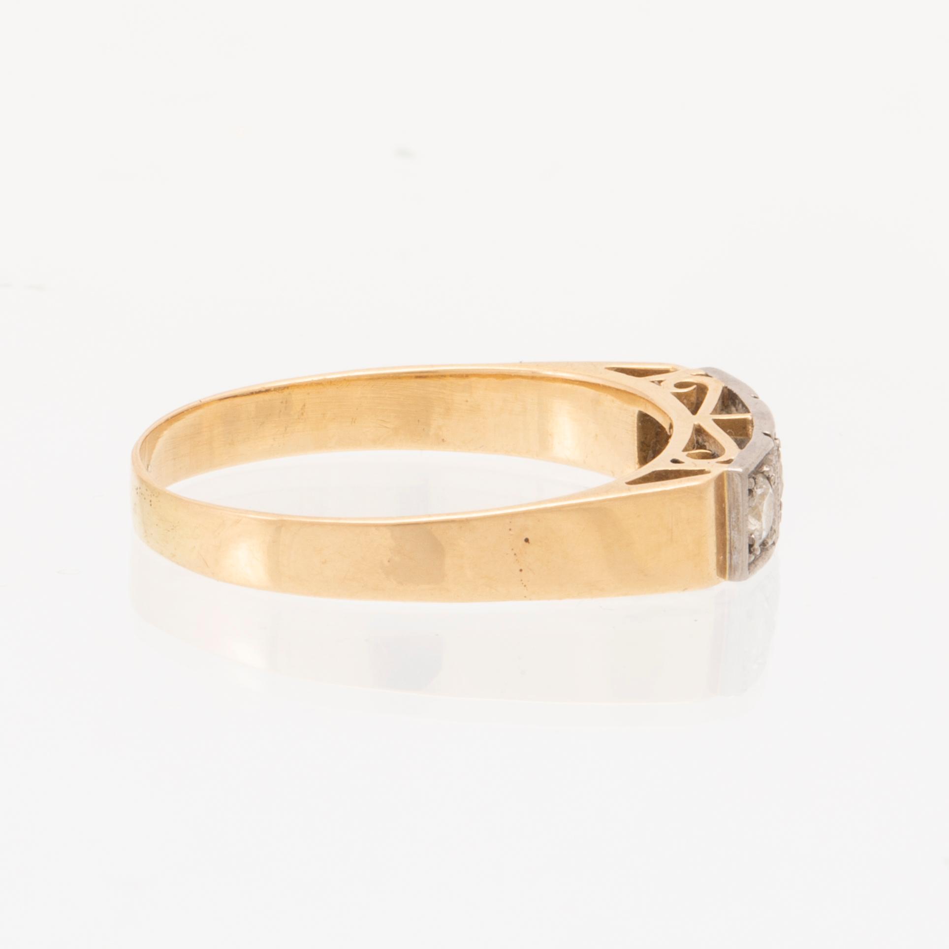 An 18K white and red gold ring set with round brilliant-cut diamonds.