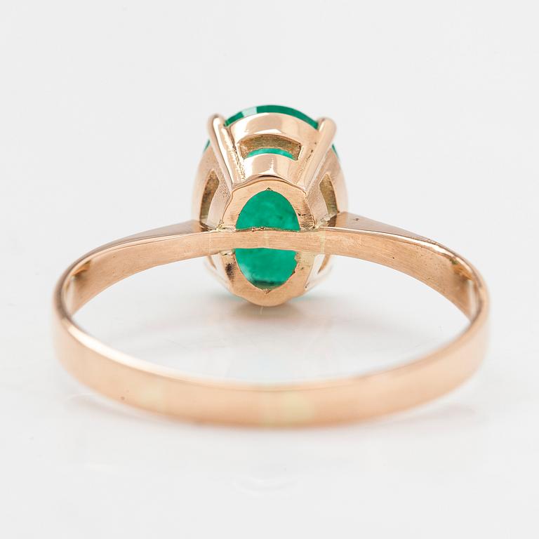 Ring, 14K guld med en oval smaragd. Lehtovaara Henrik Jaakko, Helsingfors.