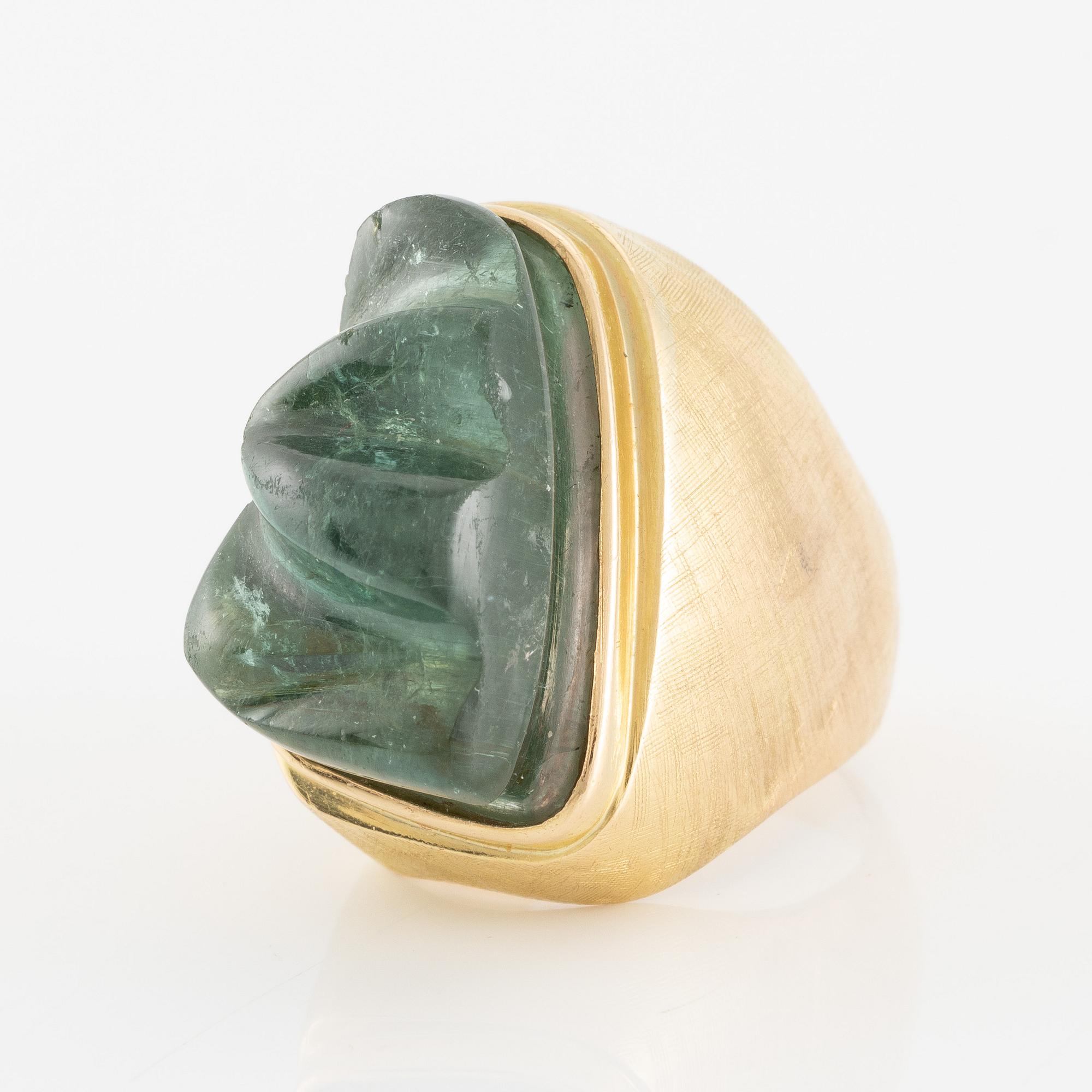 Ring in 18K gold with a carved tourmaline.