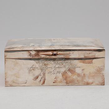 CIGARRSKRIN, silver, Erlandssons Silvervarufabriks, Kristianstad, 1919. Total vikt inklusive träinredning 723 g.