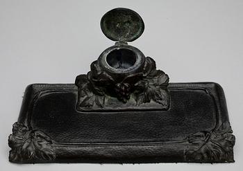 SKRIVSTÄLL, brons, jugend, omkring sekelskiftet 1800/1900-tal. E. Engström.