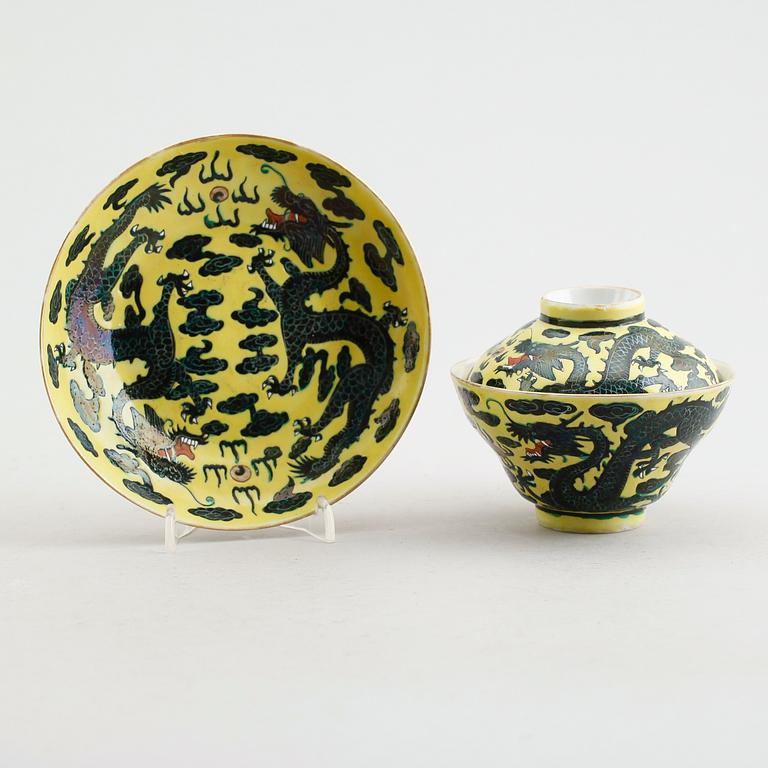 SKÅL MED LOCK OCH FAT, porslin, Kina, sen Chingdynasti.