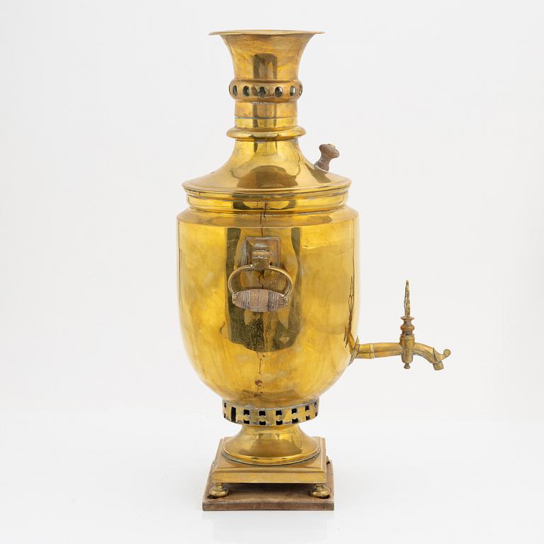 Samovar, mässing, Ryssland, omkring sekelskiftet 1900.