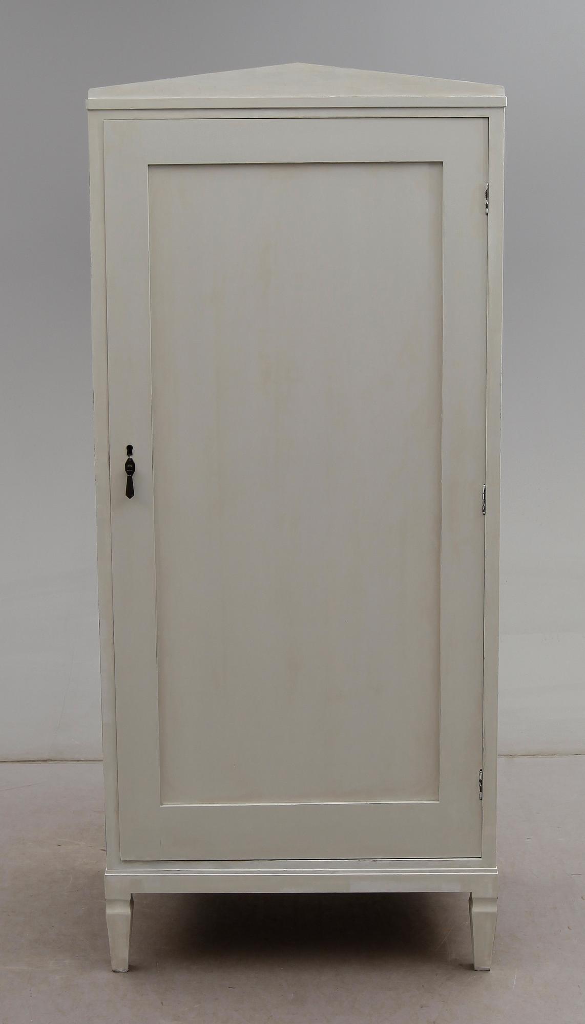 KLÄDSKÅP, 1900-talets första hälft.