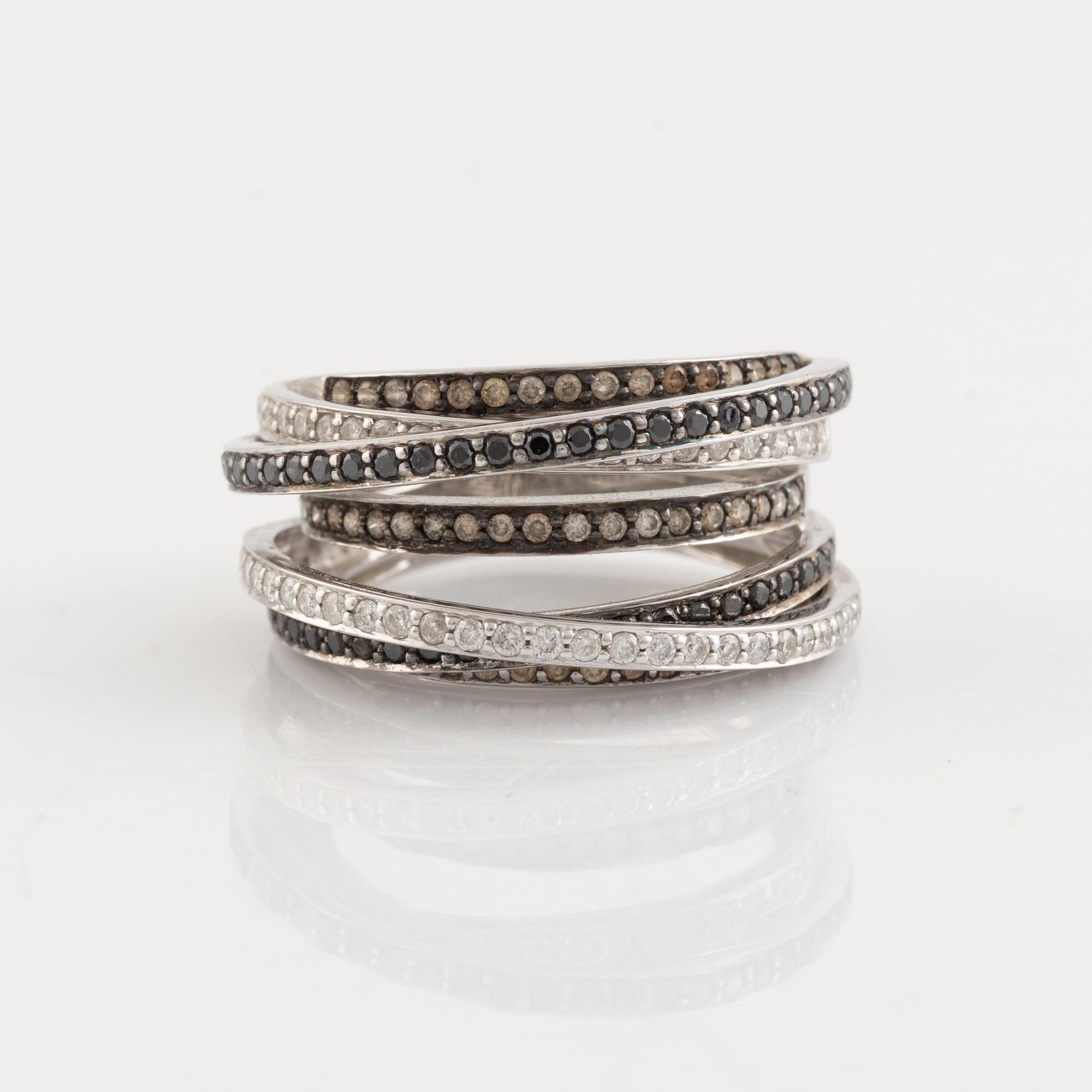 Ring, 18K white gold with differently colored brilliant-cut diamonds.