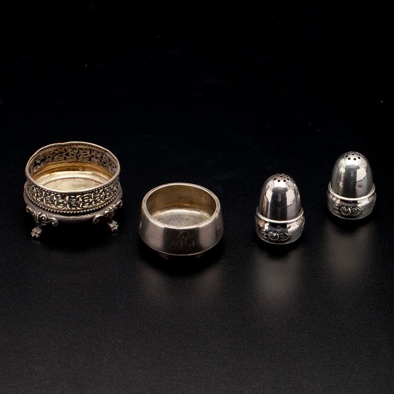 SALTKAR, 2 st, Ryssland, S:t Petersburg och Tyskland, sekelskiftet 1800/1900. STRÖARE, 2 st, silver. Vikt tot. 79 g.