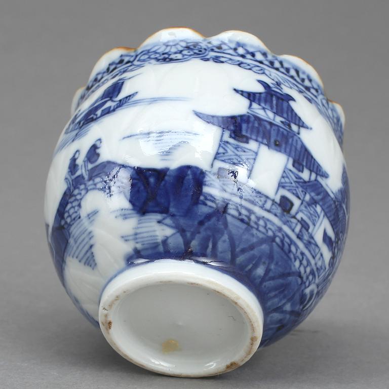 CREMEKOPPAR, 5 st, porslin, Qingdynastin, Qianlong (1736-1795).