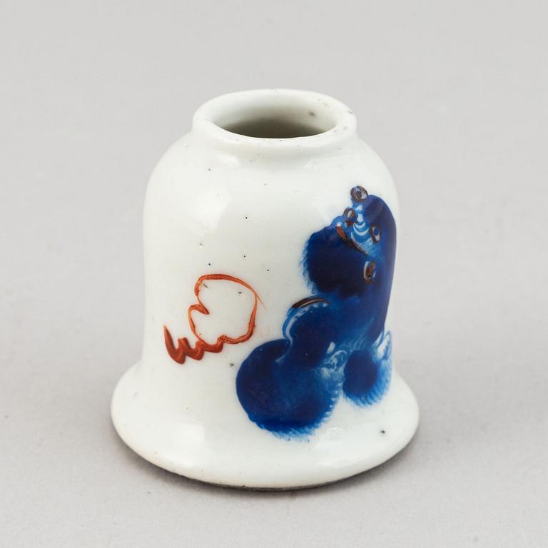 A group of 11 Chinese porcalin objects, late Qing dynasty.
