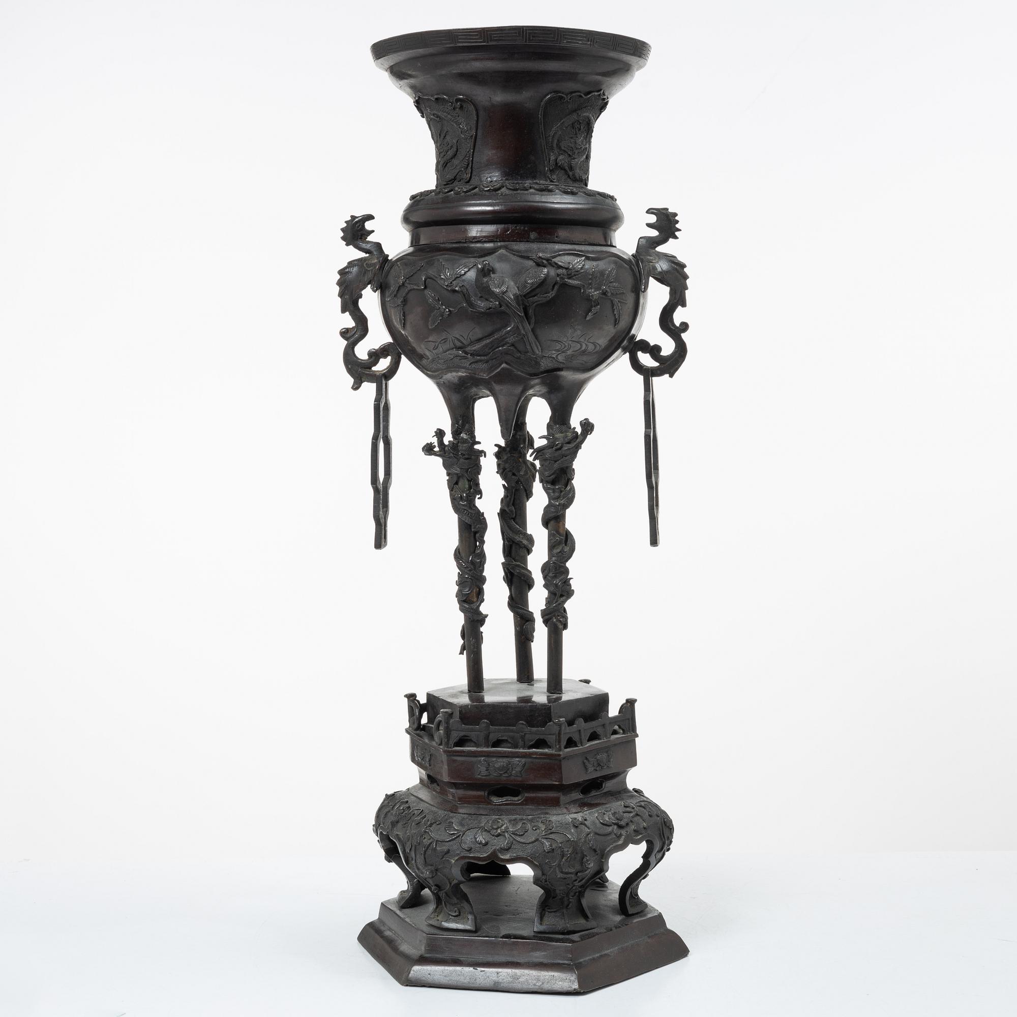 A large Japanese bronze censer, Meiji (1898-1912).