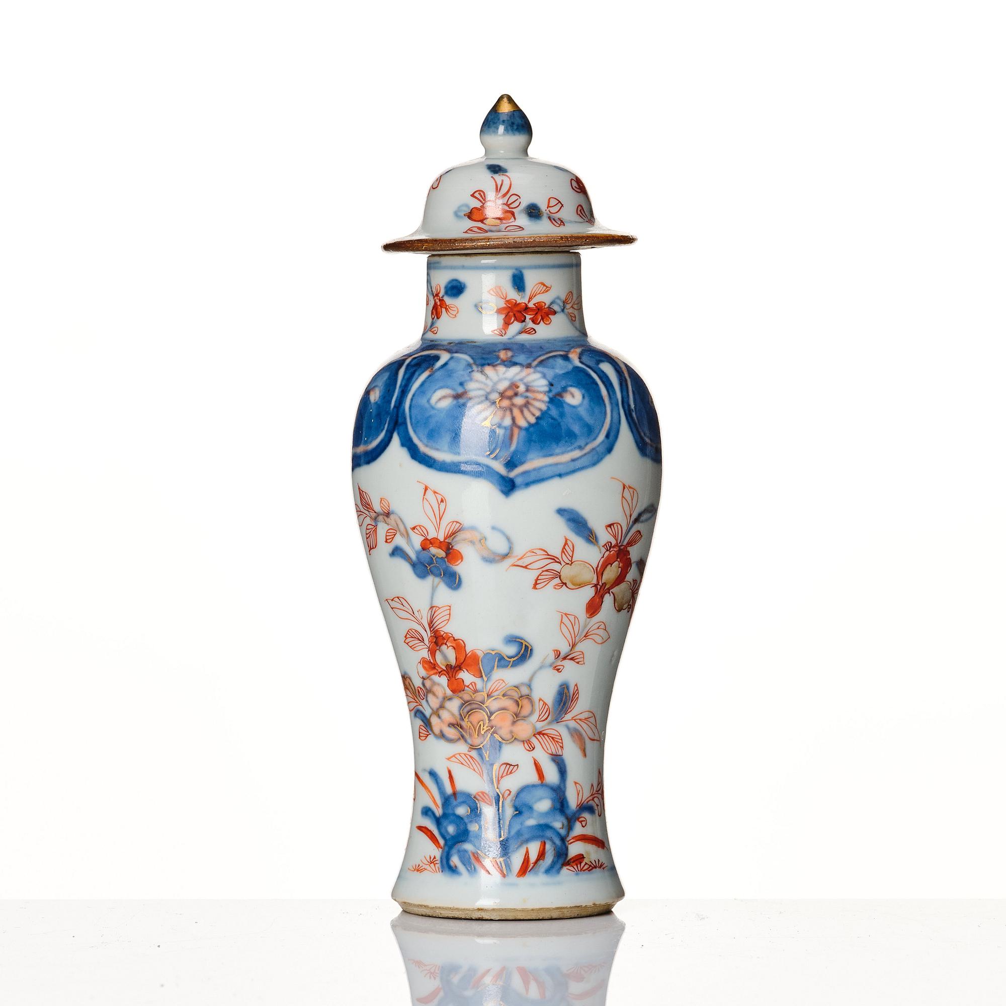 A Chinese imari vase with cover, Qing dynasty, early 18th Century, with Johanneum mark N:145x.