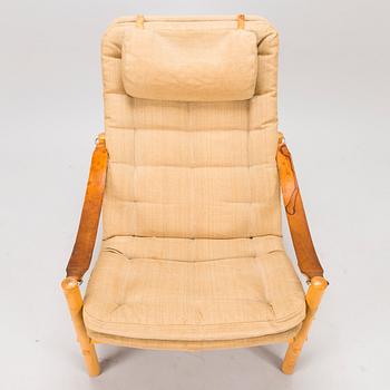 BROR BOIJE, A pair of 'Junker' easy chairs and an ottoman for Dux, Sweden, latter half of the 20th Century.