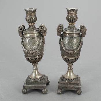 LJUSSTAKAR/CASOLETTER, ett par pläter, 1900-tal.