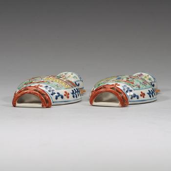 A pair of famille rose wall vases, late Qing dynasty, circa 1900.