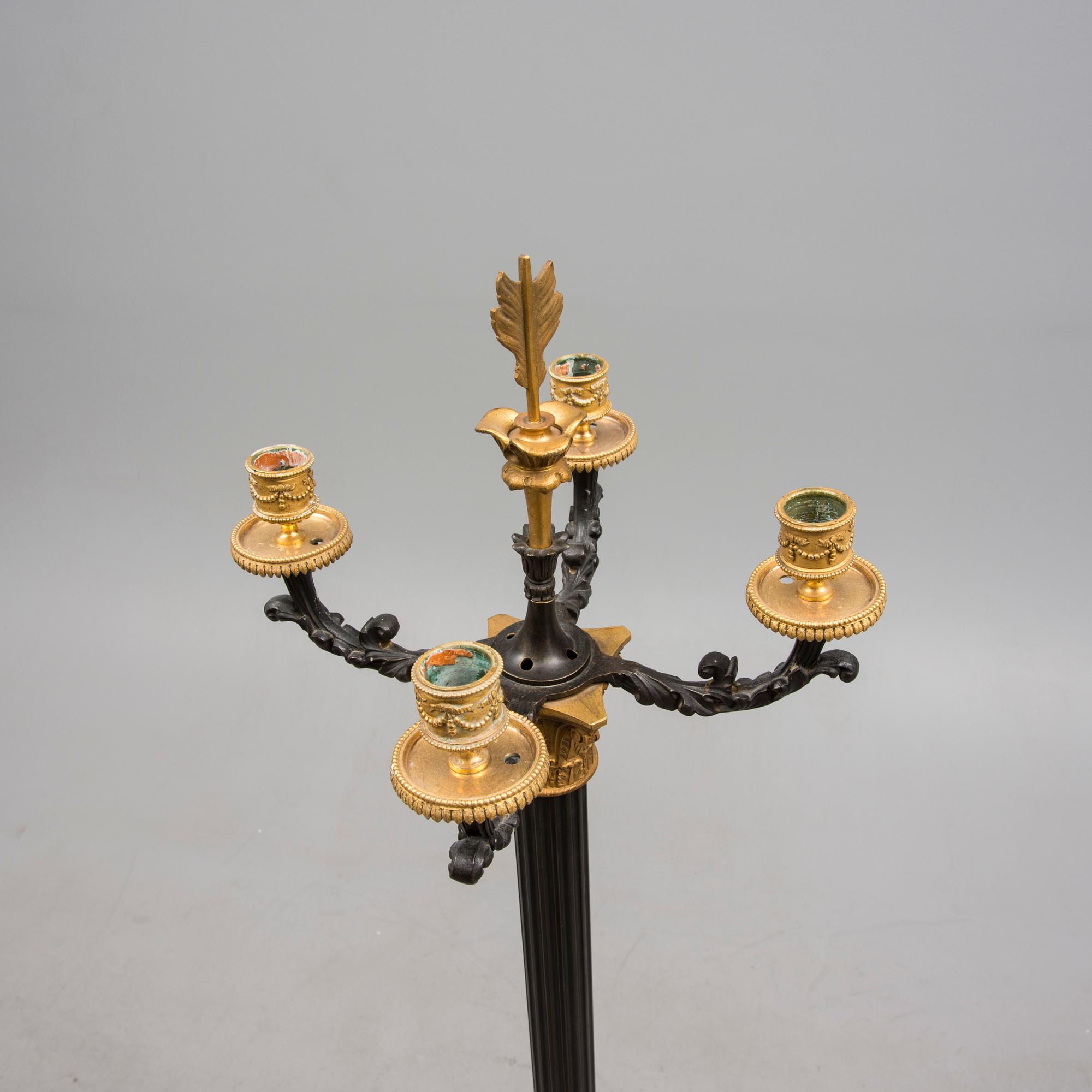 GOLVKANDELABER, empirestil 1800-talets slut, förgylld och patinerad brons.