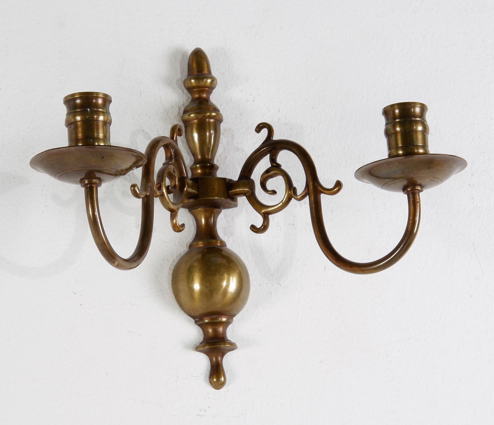 LJUSKRONA SAMT APPLIQUER, ett par, mässing, barockstil, 1900-tal. H 23-41.