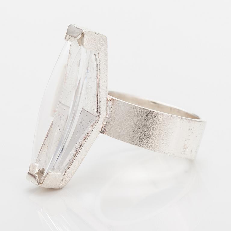 Björn Weckström, Ring "Luminoso", sterlingsilver, munsteinerslipad bergskristall. Lapponia 2009.