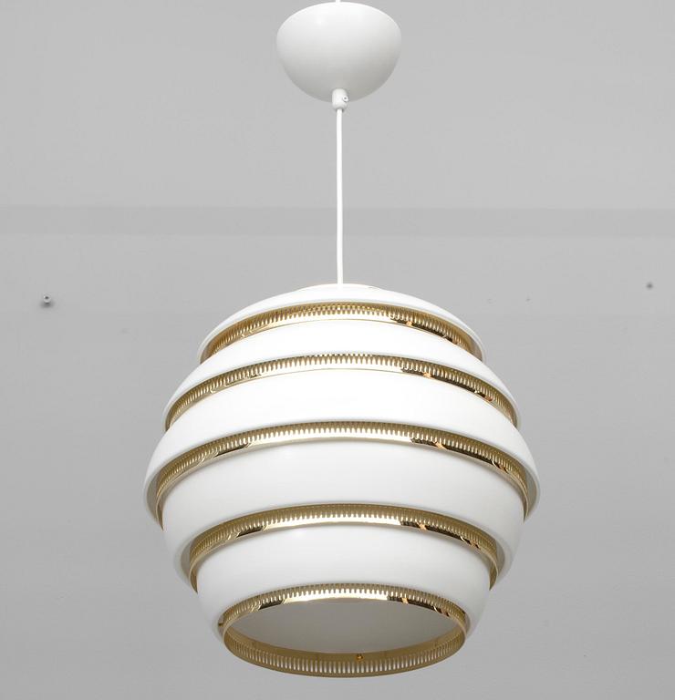 TAKLAMPA, A331 "Bikupa". Målad plåt och mässing, Alvar Aalto, Artek. 1900-talets senare hälft.