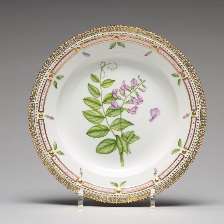 TALLRIKAR, 12 stycken, porslin. "Flora Danica", Royal Copenhagen, Danmark, 1900-tal.