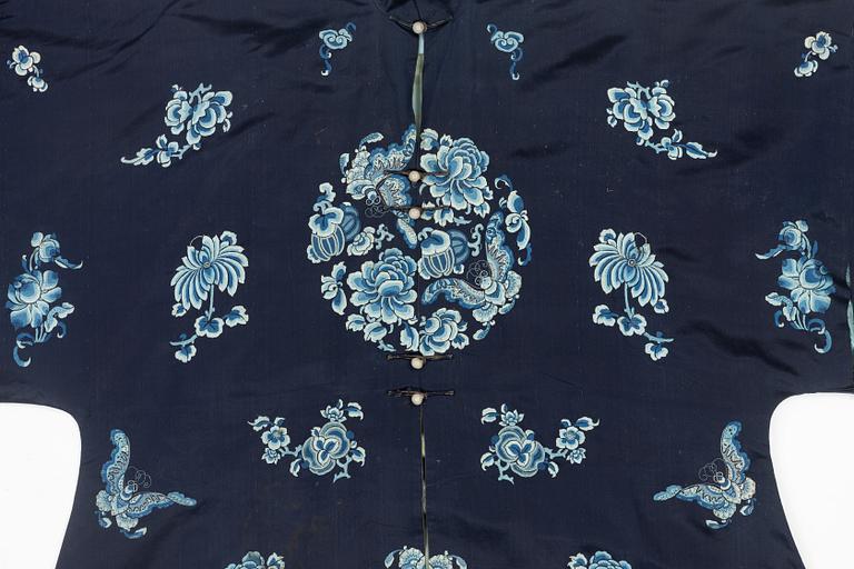 A Chinese silk robe, early 20th century.